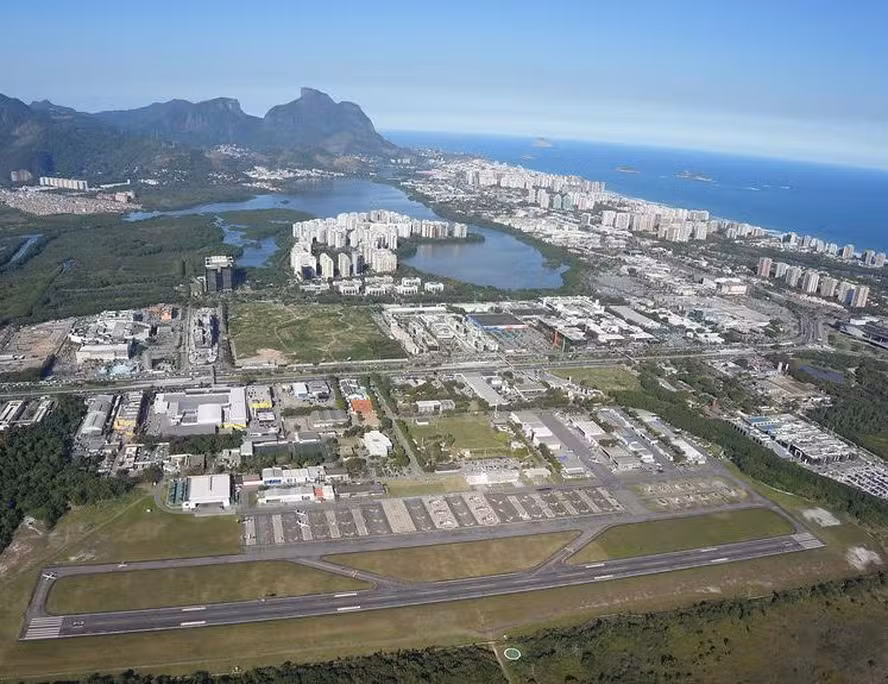 Vista aérea do Aeroporto de Jacarepaguá, na Barra da Tijuca